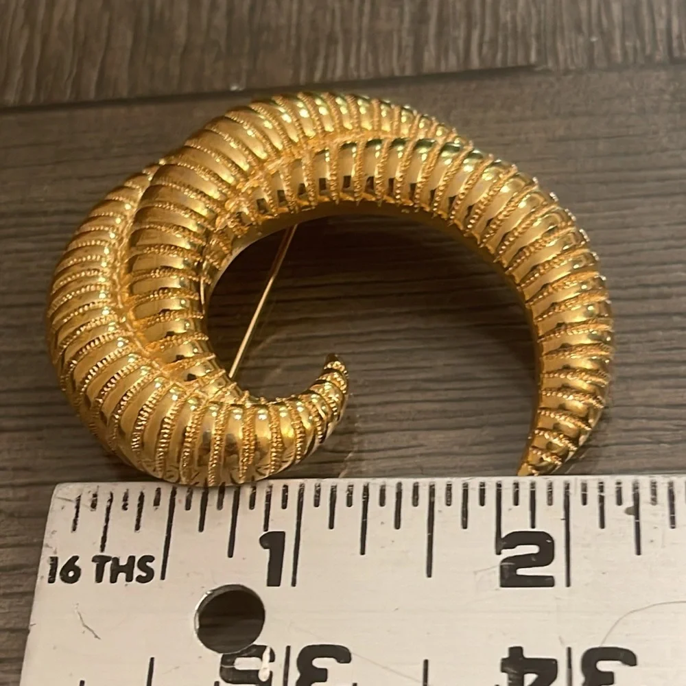 Vintage Monet Gold-tone Ribbed Swirl Brooch - Pin